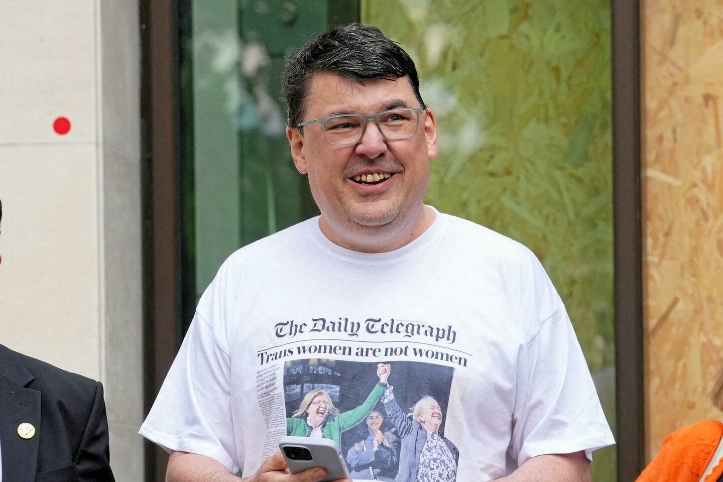 , Infos France: polémique à Londres après l’arrestation d’un humoriste irlandais pour des tweets antitransgenres #France